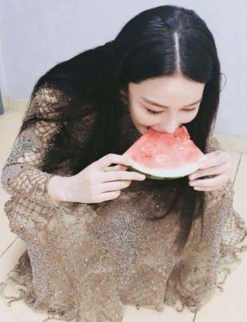 蹲着吃瓜的照片,共享夏日悠闲时光